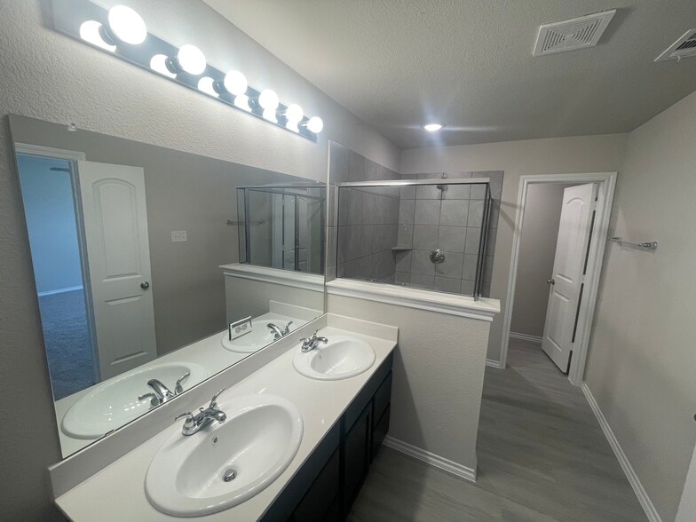 master bathroom - 2209 Greystone Dr