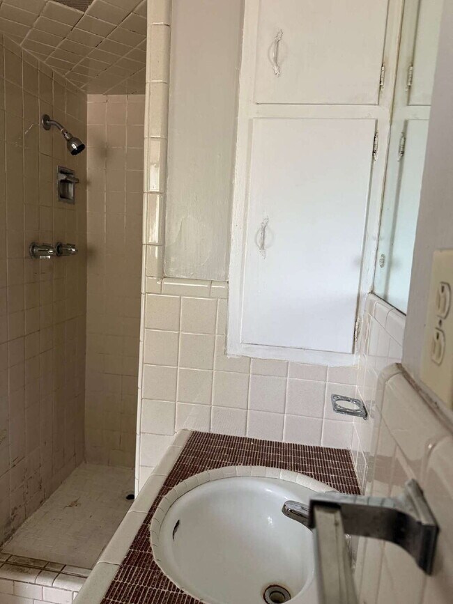 Building Photo - Open Kitchen, Warm Interior, Large Living ...