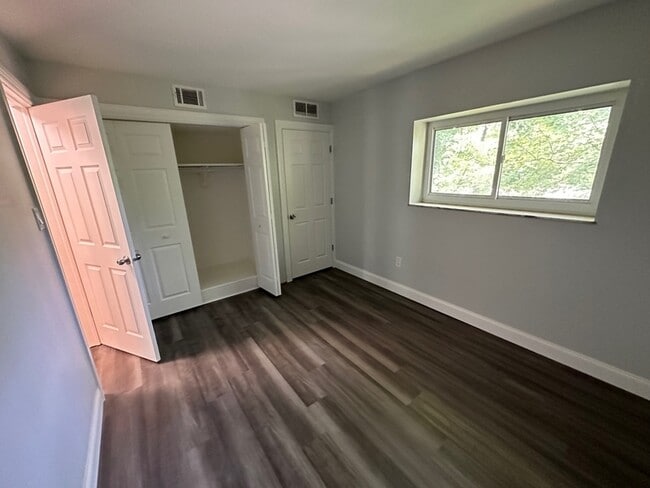 Building Photo - 908 Erdner Ave