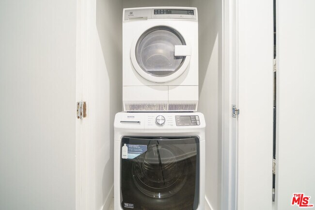 Building Photo - 645 W 9th St