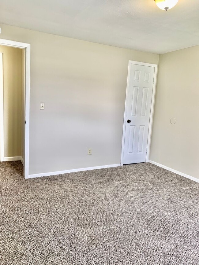 Building Photo - 8038 Evesborough Dr