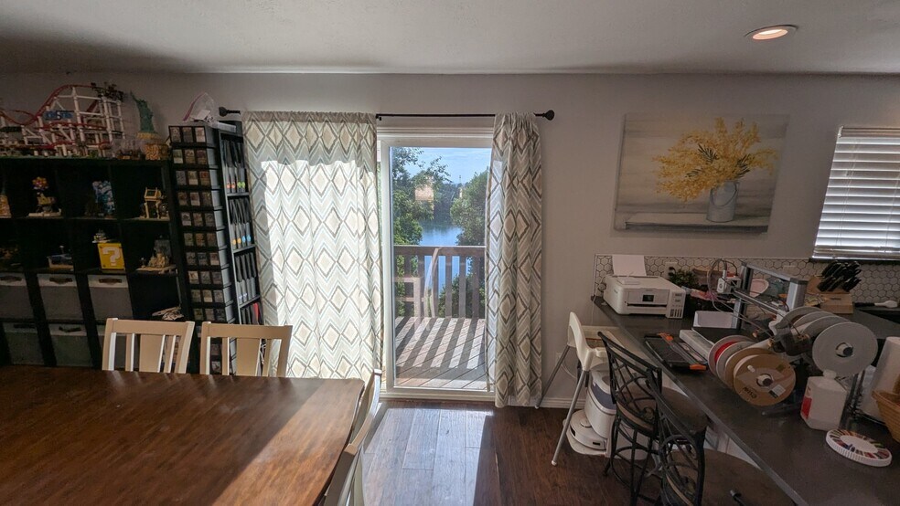 Building Photo - 921 Woodridge Dr