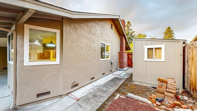Building Photo - Meticulously Maintained Four Bedroom Singl...