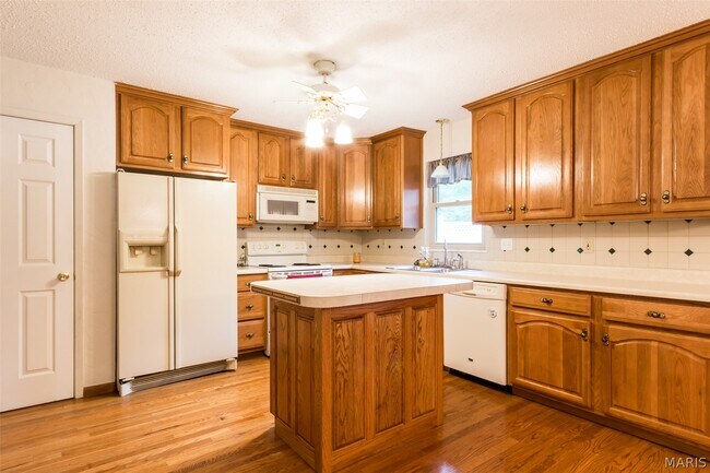 Building Photo - 115 Meadow Ln S