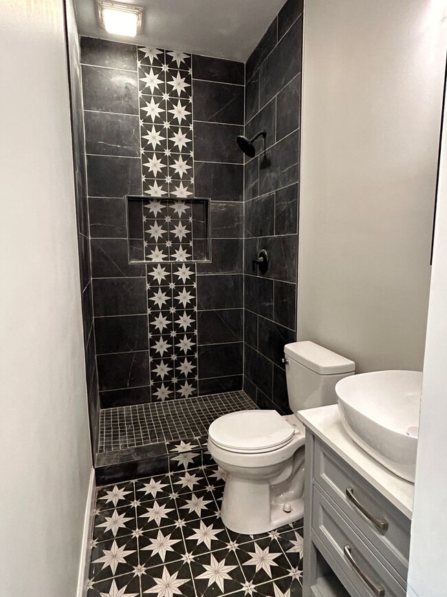 Building Photo - 401 Francis St E