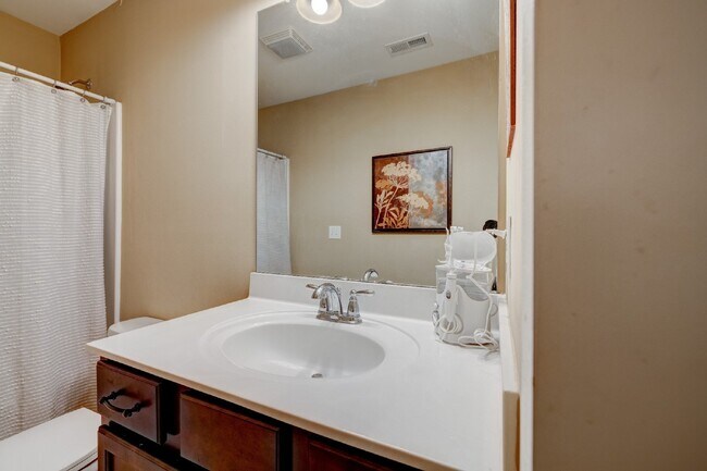 Building Photo - Hendersonville Townhome with Garage, Fireplace & Walk-In Closet