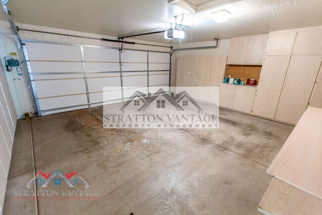 Building Photo - 10864 E Lindner Ave