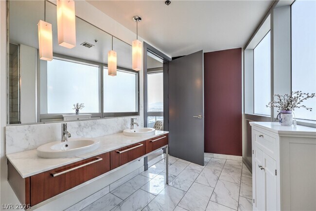 Building Photo - 4471 Dean Martin Dr