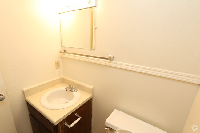 2BR,1.5BA - 890 SF - Camelot Apartments and Townhomes