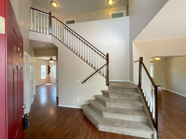 Building Photo - 4 Bedroom Home Available Near Peterson Rd & Constitution Ave!