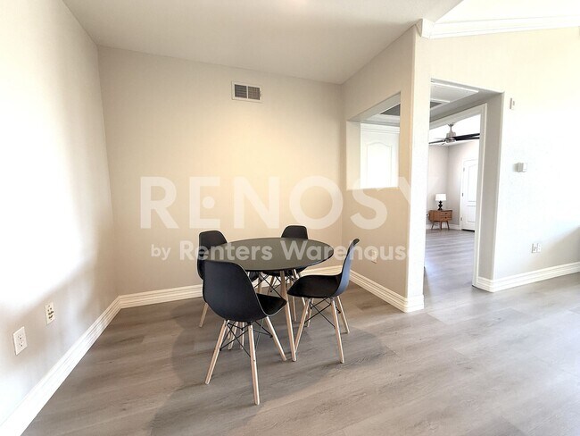 Building Photo - Top-Floor Condo in a Gated Community – Flexible Furnishing Options!
