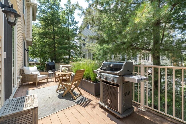 Building Photo - 142 Bigelow St