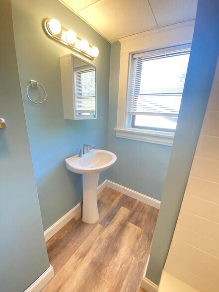 Building Photo - 110 Collier St