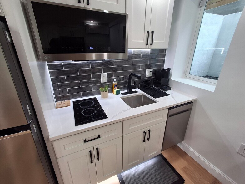 Building Photo - 919 Atwells Ave