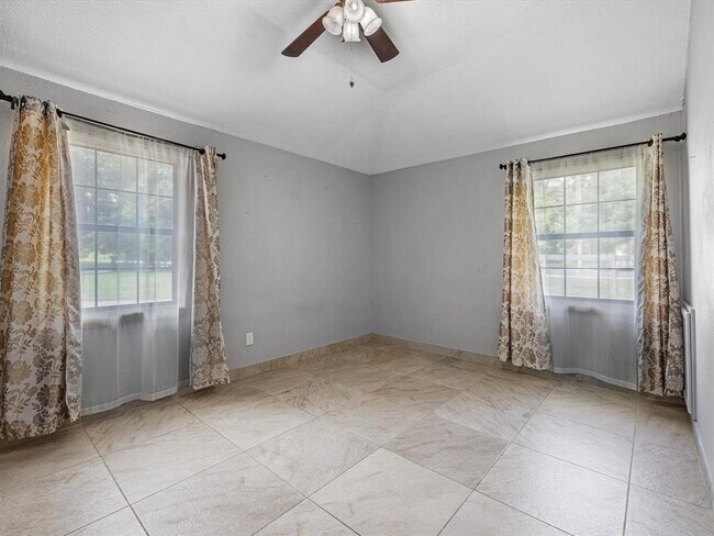 Building Photo - 12114 Creekside Dr