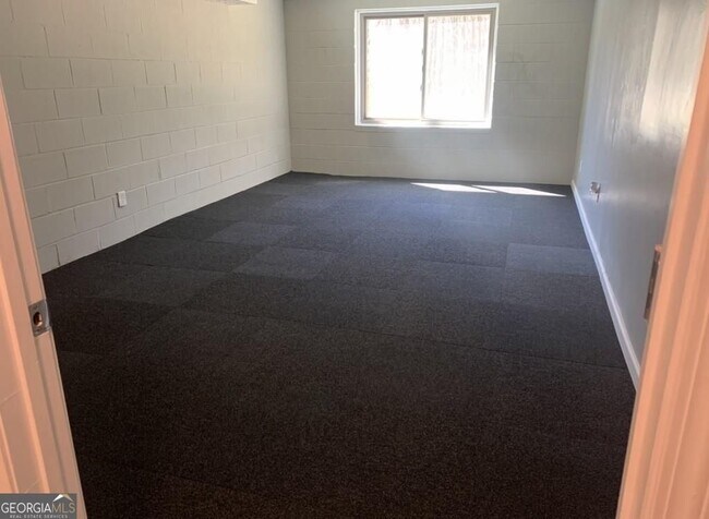 Building Photo - 19 Oak Hill Dr