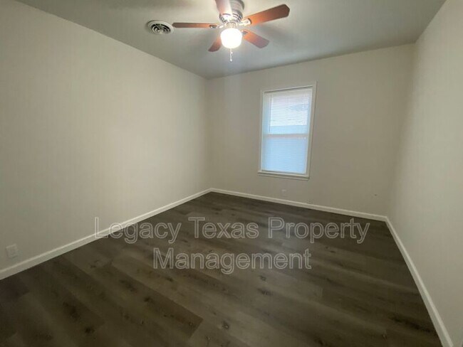 Building Photo - 211 S Nolan River Rd