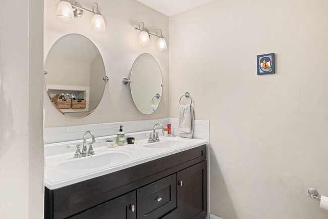 Building Photo - 2 Bed 1.5 Bath Home in the Heart of KCMO and Plaza Area