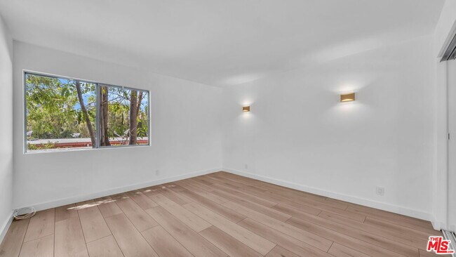 Building Photo - 305 San Vicente Blvd