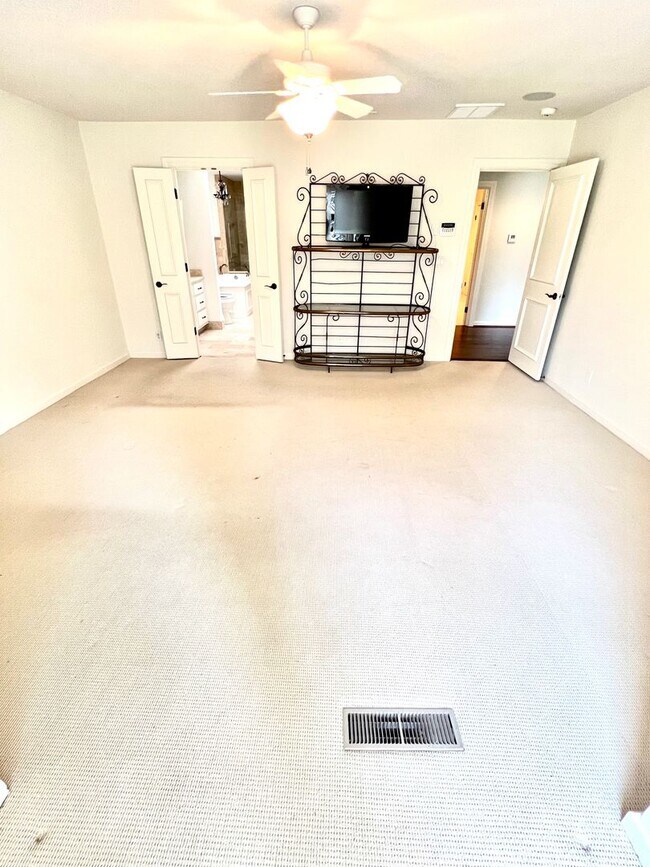 Building Photo - Rare rental opportunity in gated Garden Park!