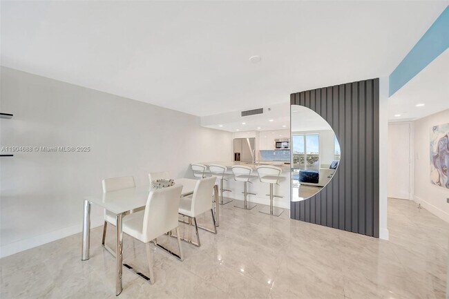 Building Photo - 1717 N Bayshore Dr