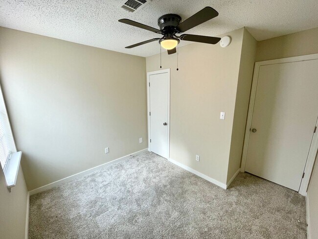 Building Photo - 3/2 townhouse for rent in Brandon 047!