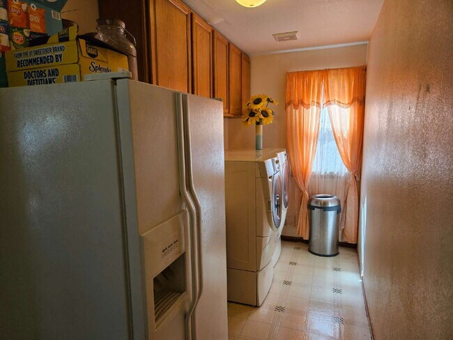 Building Photo - 5 Bedroom/ 4 Bath Two-Story in Governors Place