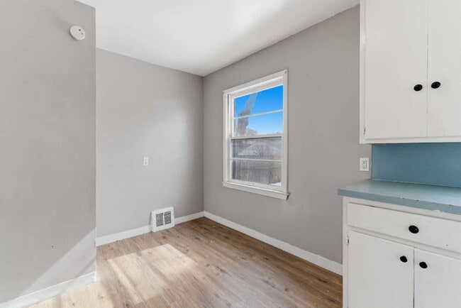 Building Photo - Comfortable & Convenient 2BR Living