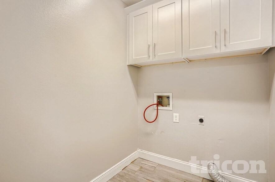 Building Photo - 9406 Pebble Glen Ave