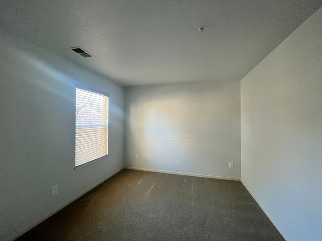 Building Photo - Wonderful 3 bedroom 3 bath Condo