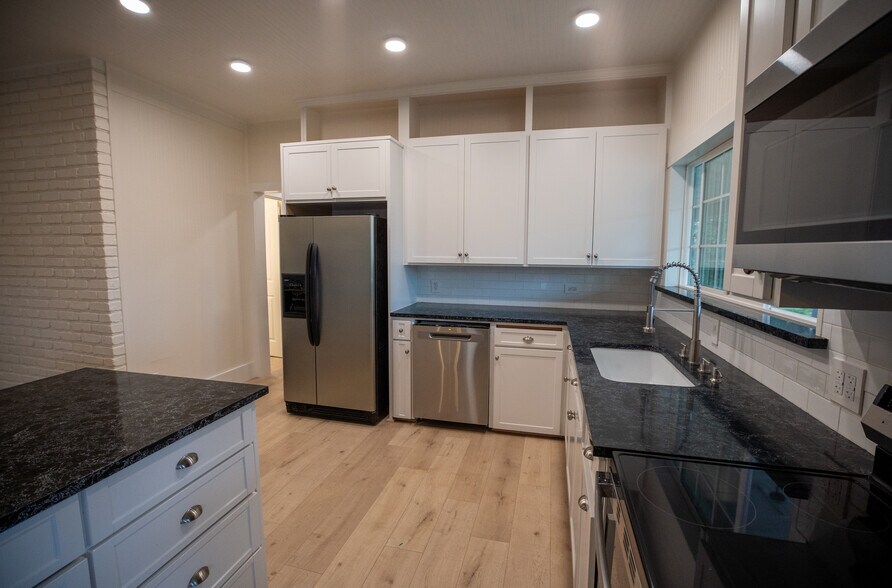 Building Photo - 384 Crazy Horse Canyon Rd