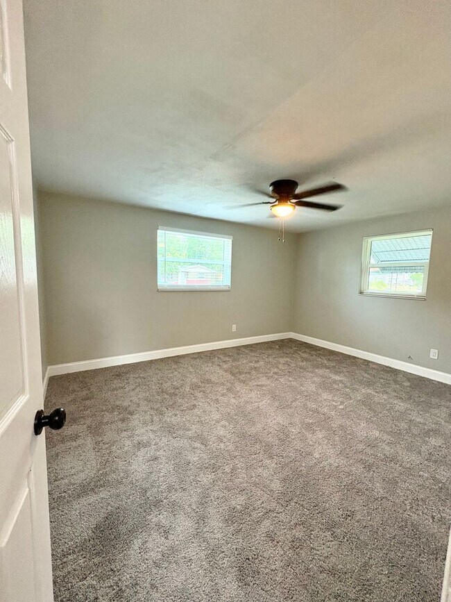 Building Photo - Fully Remodeled Beautiful Home with Bonus ...