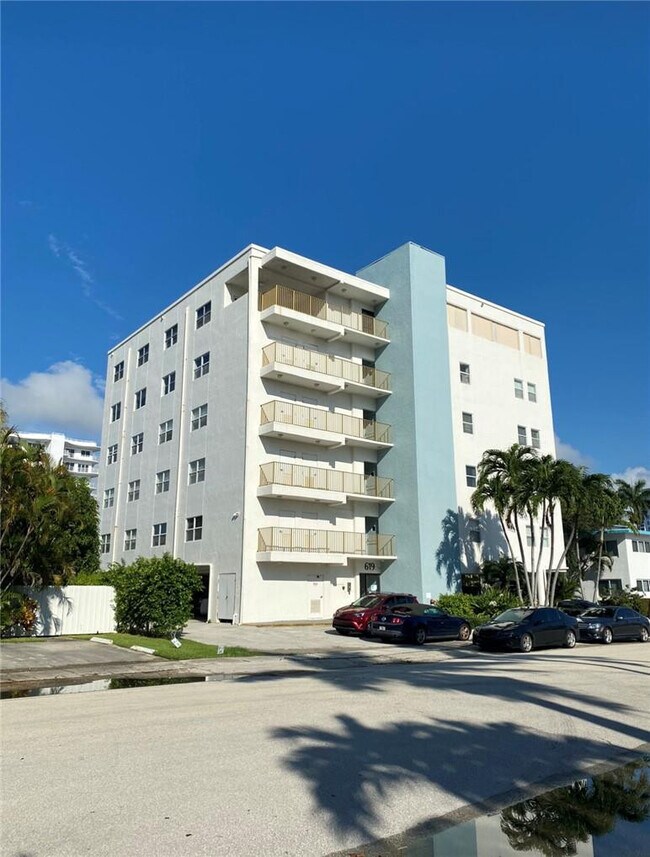 Building Photo - 619 Orton Ave