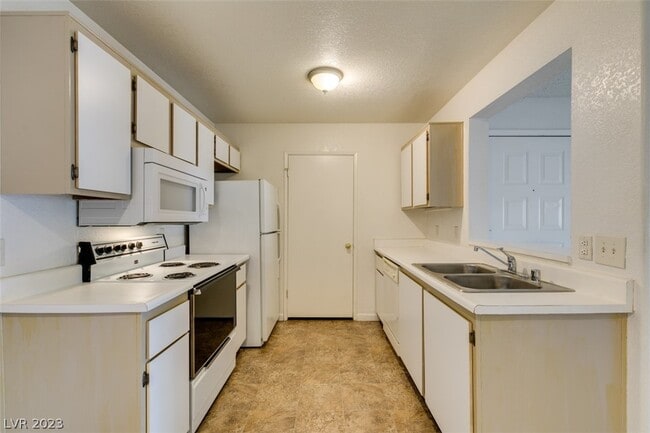 Building Photo - 221 Mission Newport Ln