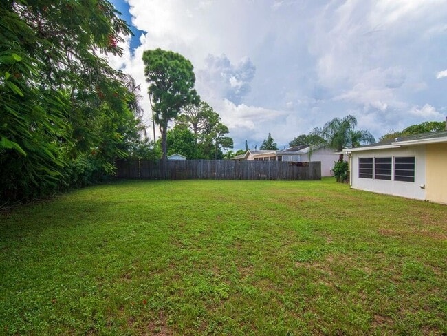 Building Photo - 226 SW Reynolds Ave