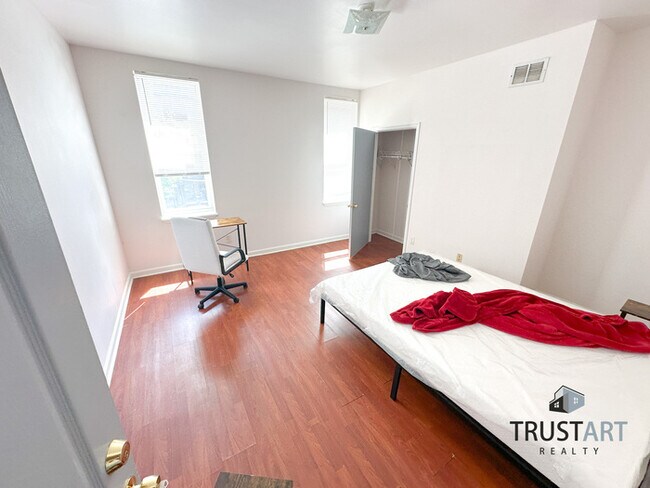 Building Photo - 8 bedroom house in North Central Philadelp...