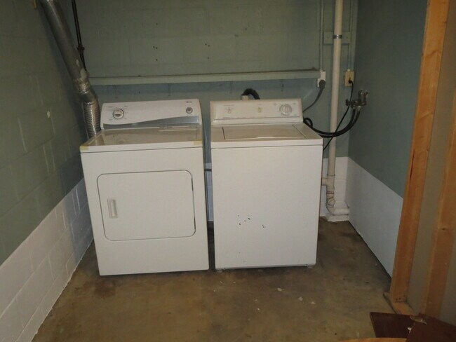 Building Photo - 1409/1411 E. Court