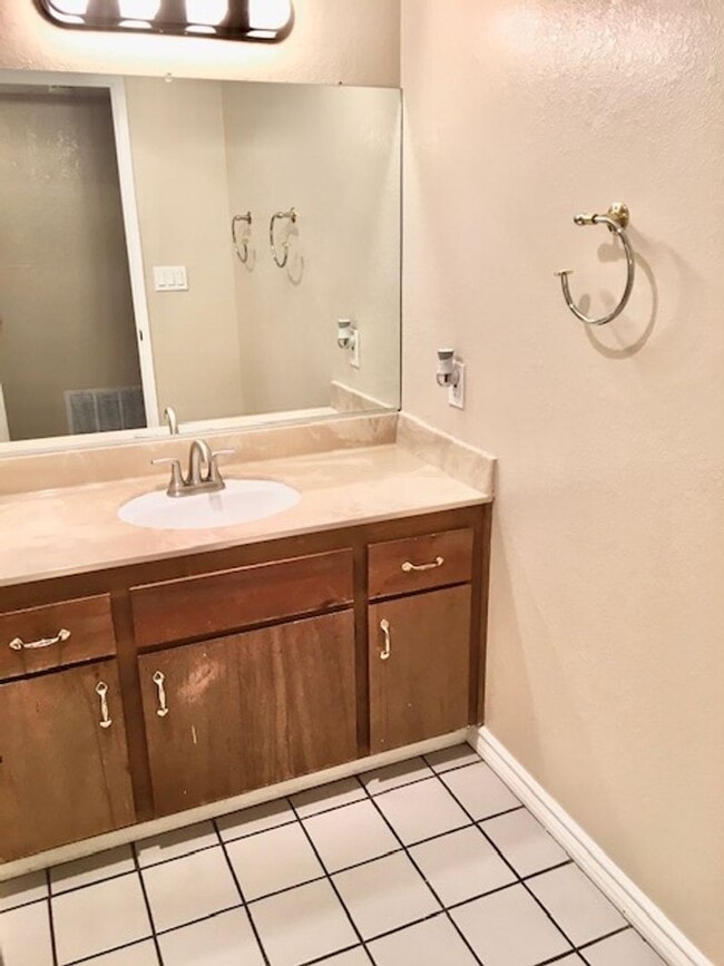 Building Photo - Great 2 bed 2 bath Condo in San Pablo Gate...