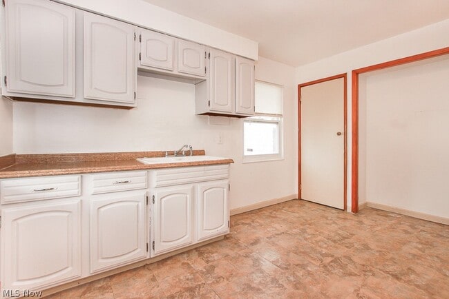 Building Photo - 15305 Rockside Rd