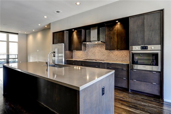 Building Photo - 721 Longleaf Dr NE