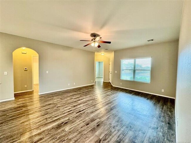 Building Photo - 4 bed/2 bath newer construction in prime location in Claremore!