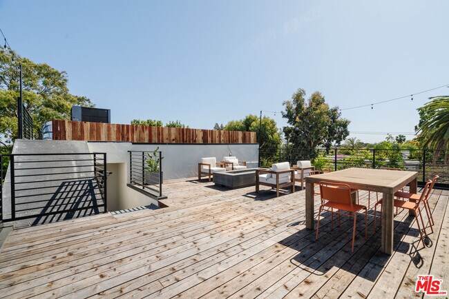 Building Photo - 611 Broadway St