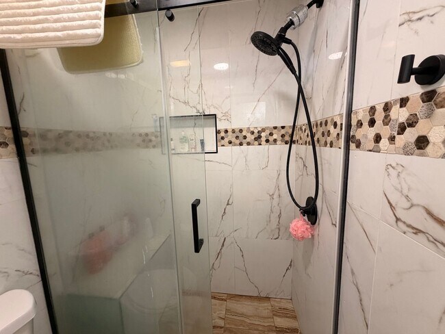 Building Photo - Spacious Westside 2 Bedroom with Balcony, Upgraded Bathrooms & 2 Gated Parking Spaces