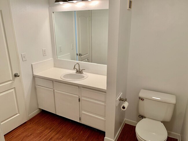 Building Photo - Amazing 1 bedroom, 1 bathroom Condo in Montevista!