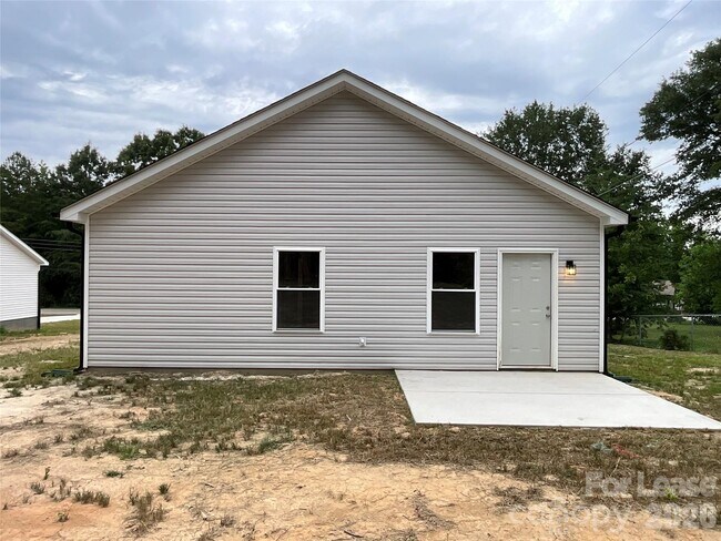 Building Photo - 316 Zion Church Rd