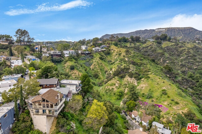 Building Photo - 2843 Lambert Dr