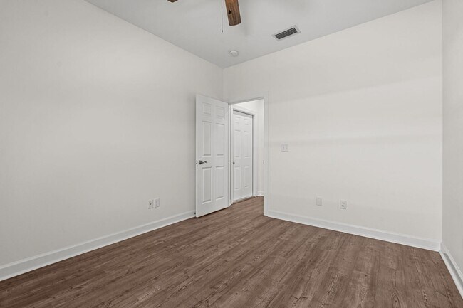 Building Photo - 2811 N Panama Ave