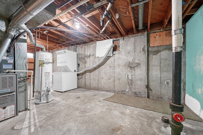 Building Photo - $2,495.00, 3-bedroom, 2 bathroom home in C...