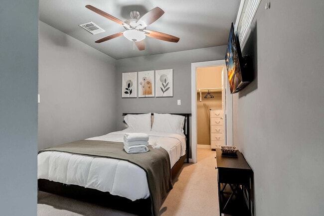 Building Photo - 2002 Rosewood Ave