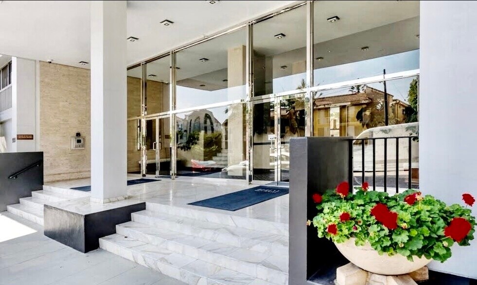 Building Photo - 999 N Doheny Dr